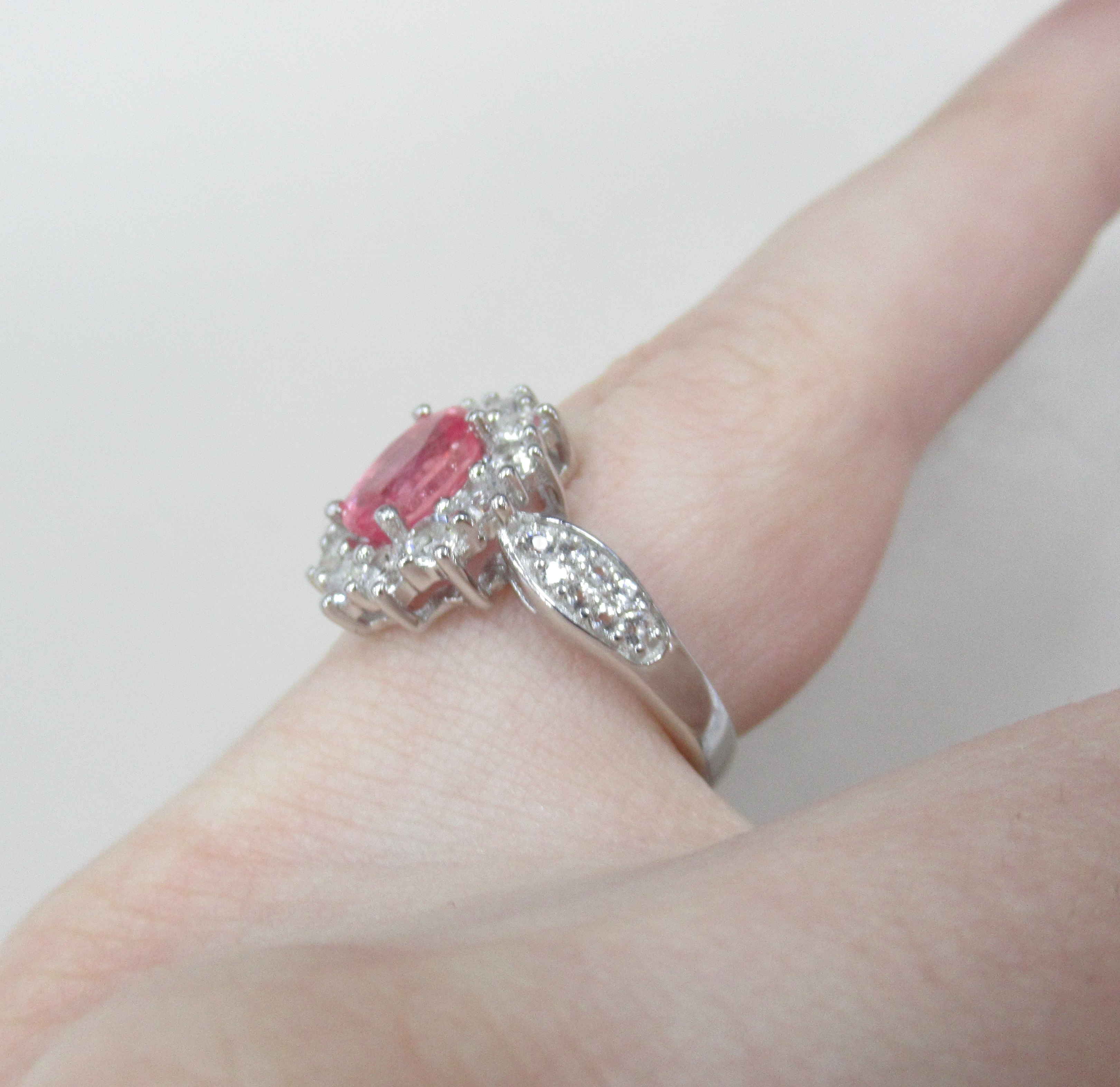 Серебряное кольцо с розовым сапфиром